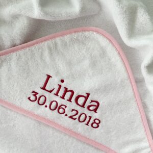 Kapuzenhandtuch_Schnoschi_Stickerei_Name_Baby_Geburt_Geschenk_Datum Baby Kapuzen Handtuch mit Namen