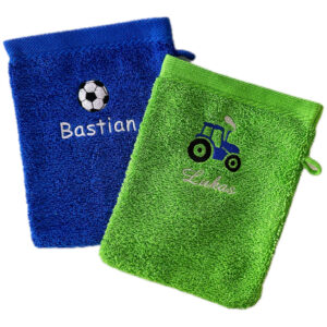 schnoschi-geschenktipp-waschlappen-bestickt-wunschname-motiv-traktor-fussball Waschlappen mit Namen, Text oder Motiv bestickt