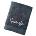 NAMASTE | Besticktes Handtuch | Alle Größen & Farben