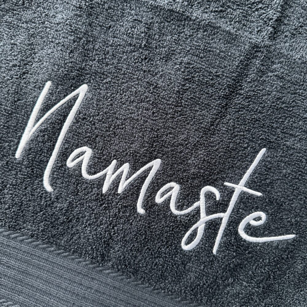 NAMASTE | Besticktes Handtuch | Alle Größen & Farben