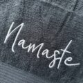 NAMASTE | Besticktes Handtuch | Alle Größen & Farben
