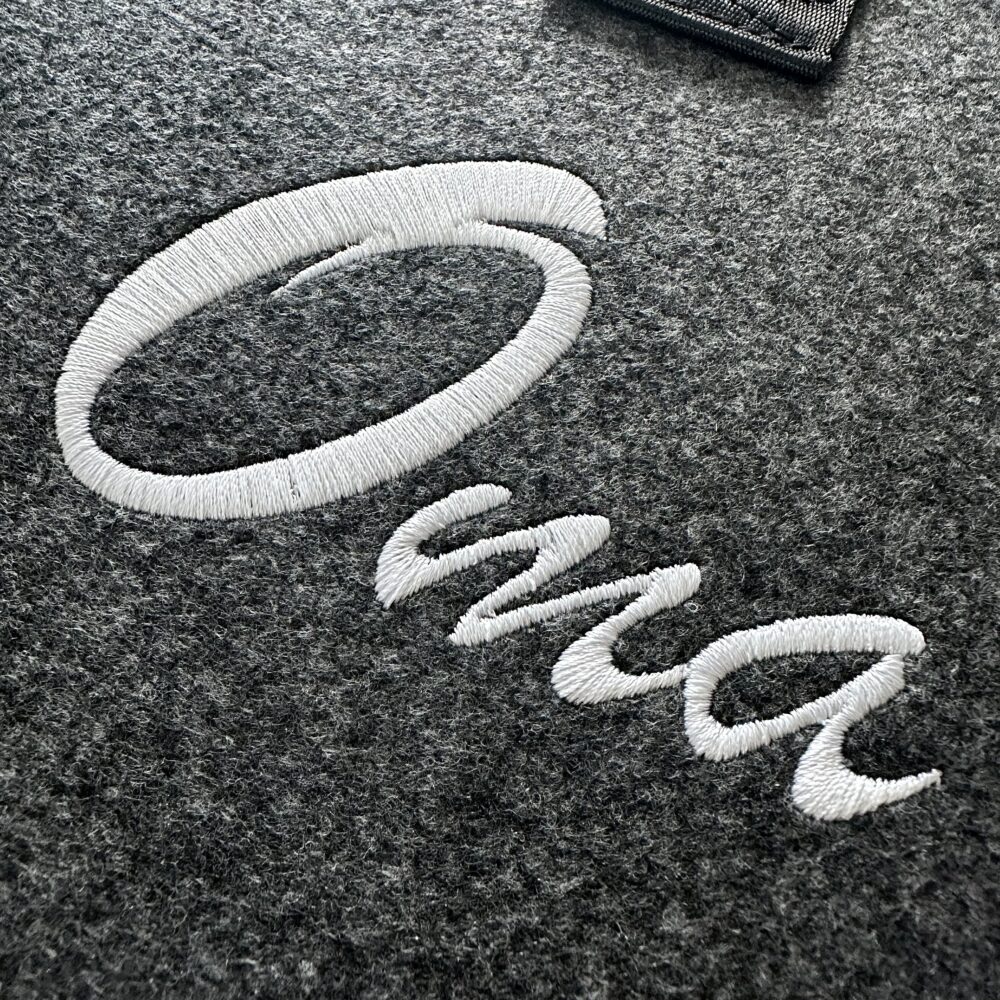 Ohne_Oma_Opa_Text_Detail_gestickt Filztasche | Ohne Oma & Opa wäre die Welt nur halb so schön! | Shopper hochwertig bestickt