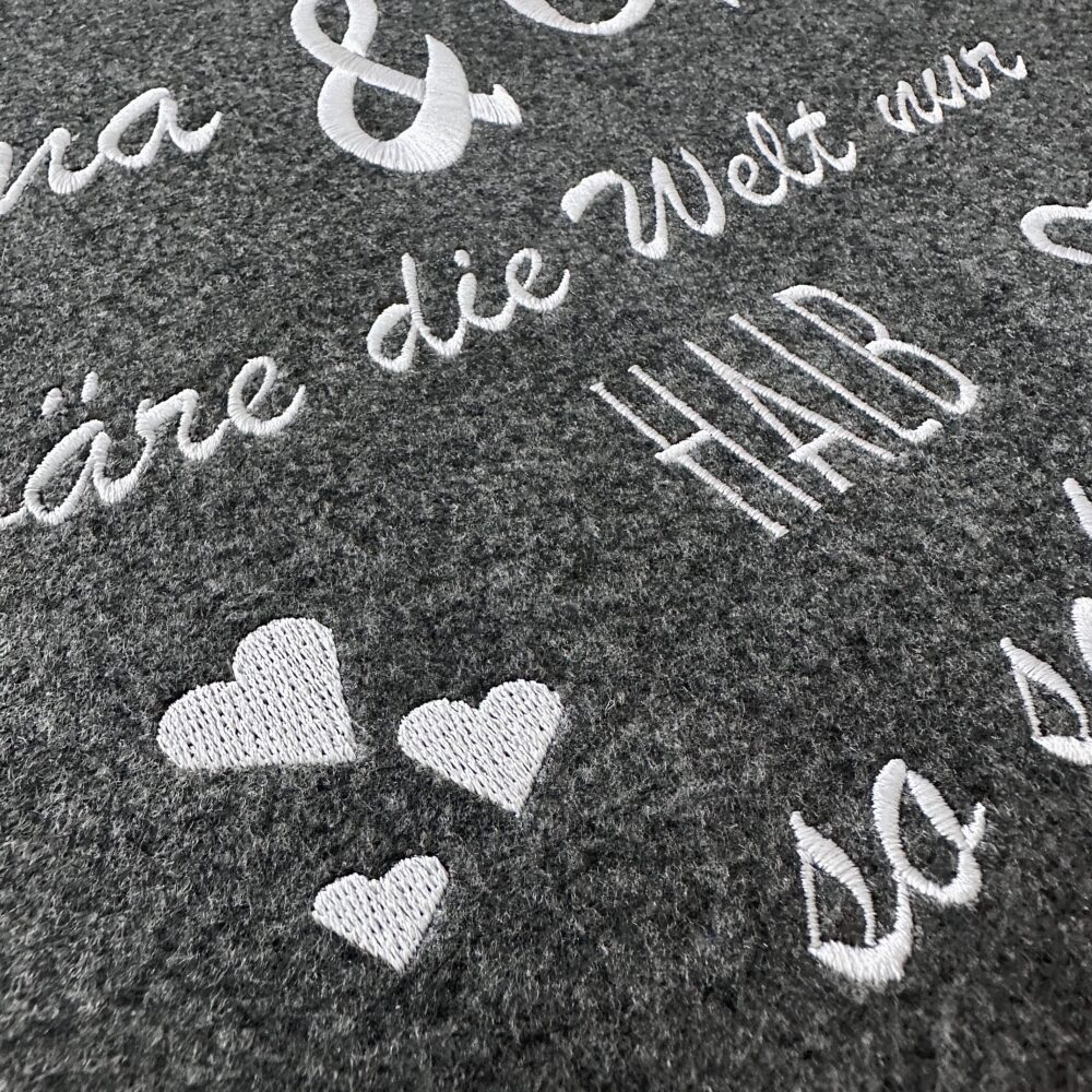 Ohne_Oma_Opa_Text_Detail_gestickt_Filztasche_Herzen Filztasche | Ohne Oma & Opa wäre die Welt nur halb so schön! | Shopper hochwertig bestickt