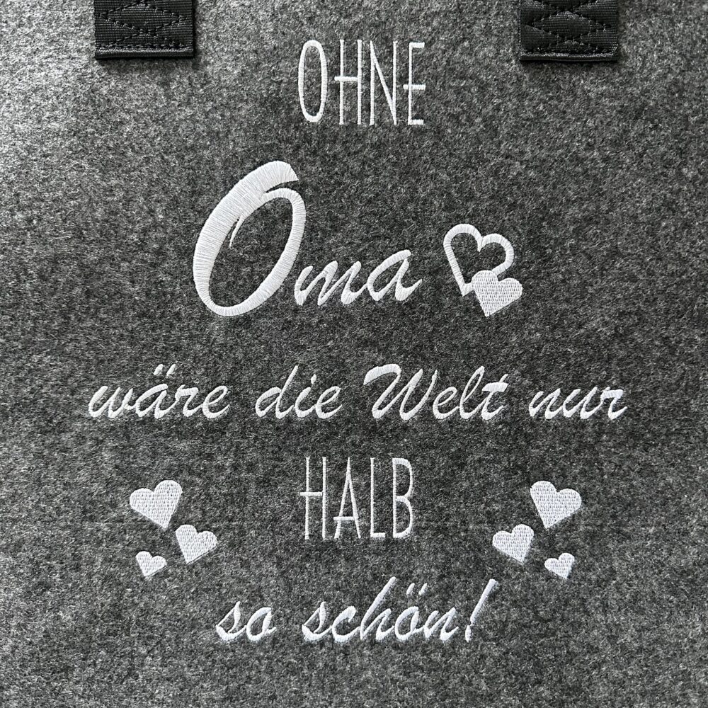Ohne_Oma_Text_Detail Filztasche | Ohne Oma wäre die Welt nur halb so schön! | Shopper hochwertig bestickt