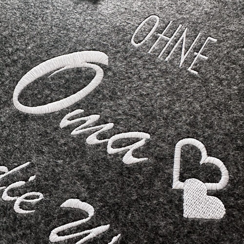 Ohne_Oma_Text_Detail_gestickt_Filztasche_Herzen Filztasche | Ohne Oma wäre die Welt nur halb so schön! | Shopper hochwertig bestickt