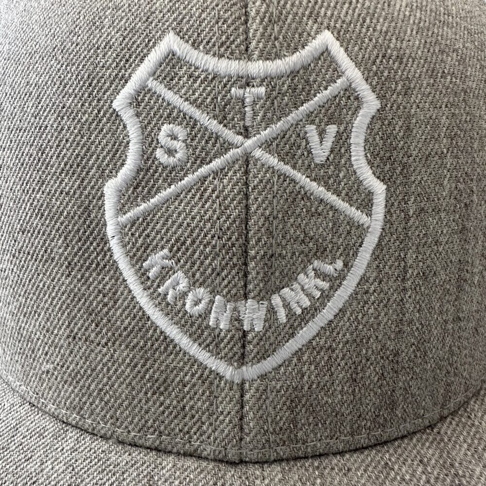 Cap hellgrau | TSV Kronwinkl e. V. | Vereinslogo Kontur weiß
