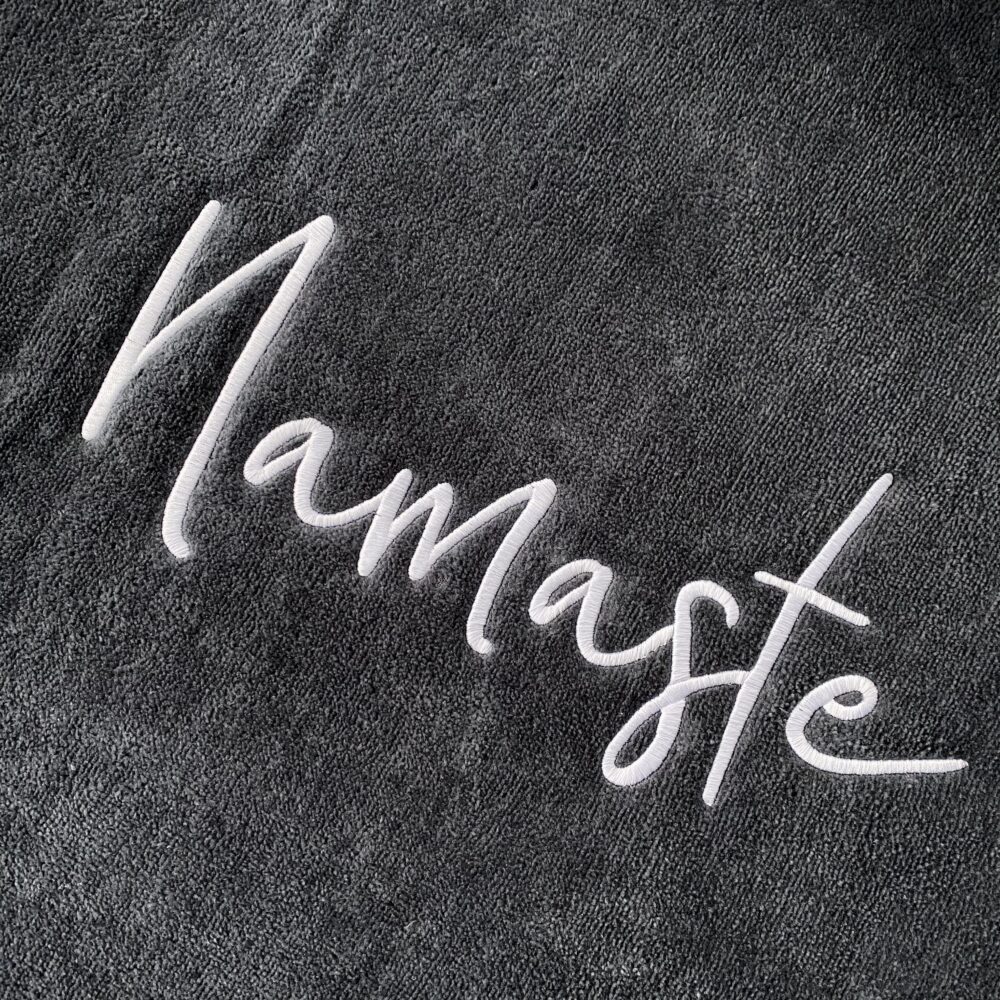 NAMASTE | Bestickter Bademantel | Verschiedene Größen & Farben