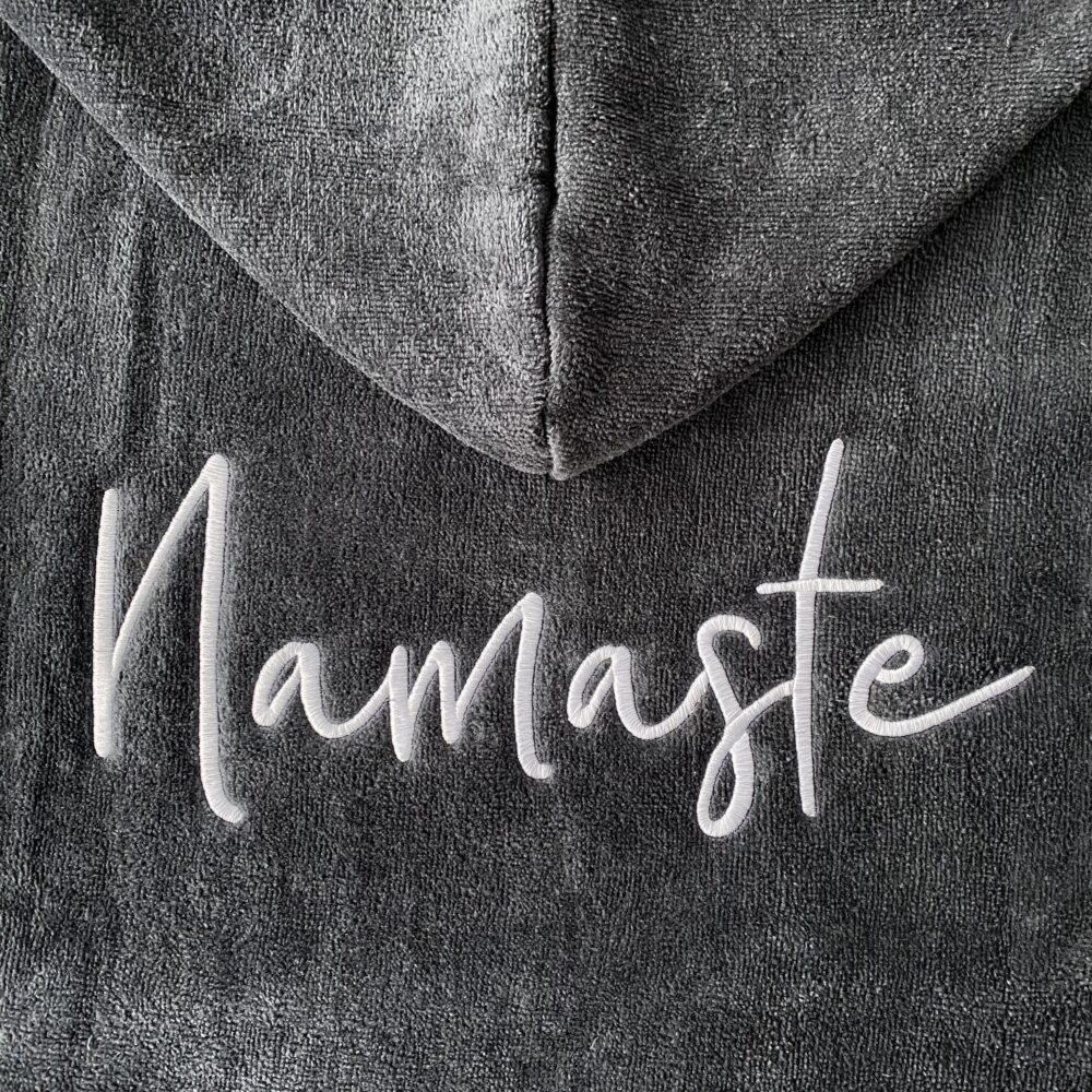 NAMASTE | Bestickter Bademantel | Verschiedene Größen & Farben