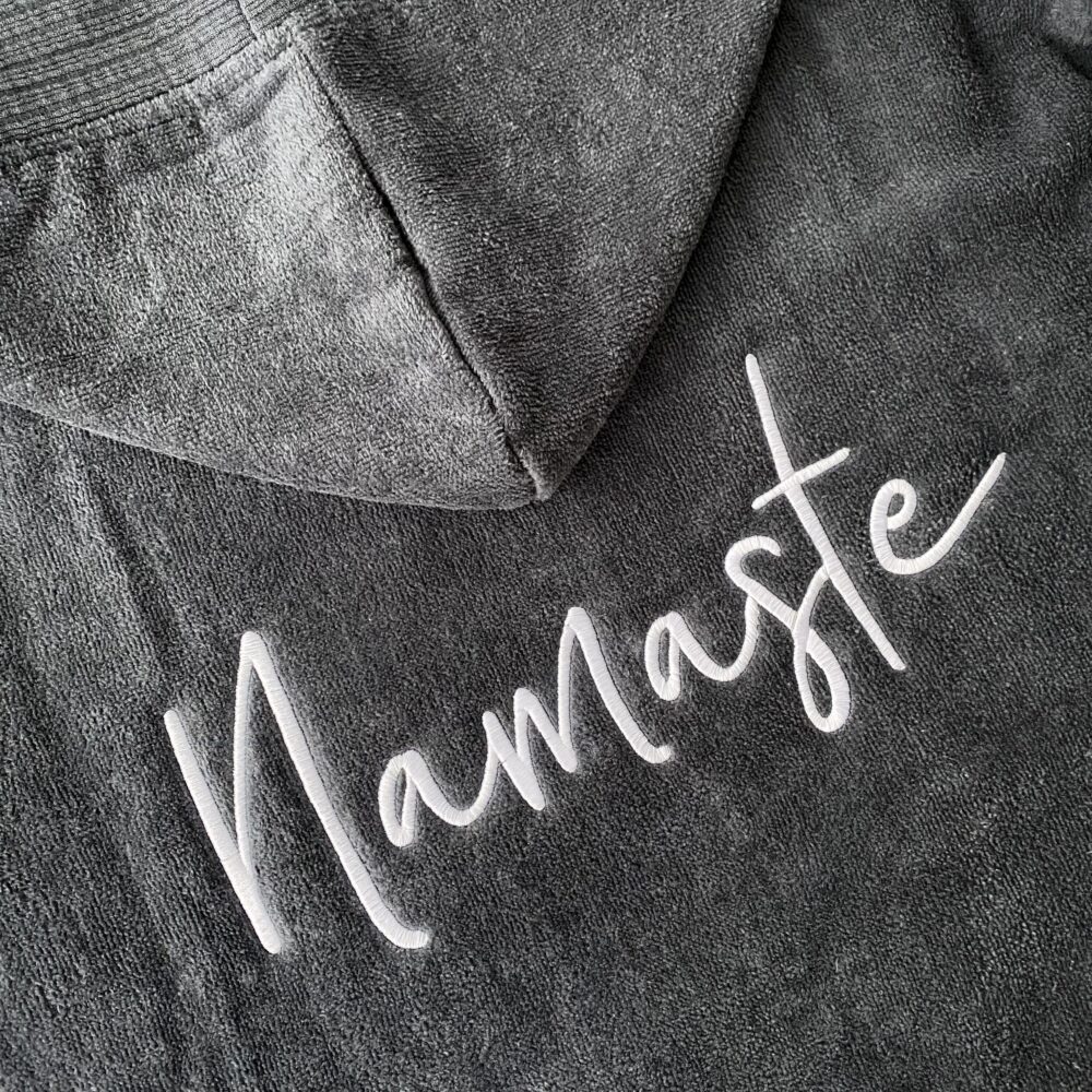 NAMASTE | Bestickter Bademantel | Verschiedene Größen & Farben