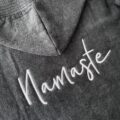 NAMASTE | Bestickter Bademantel | Verschiedene Größen & Farben