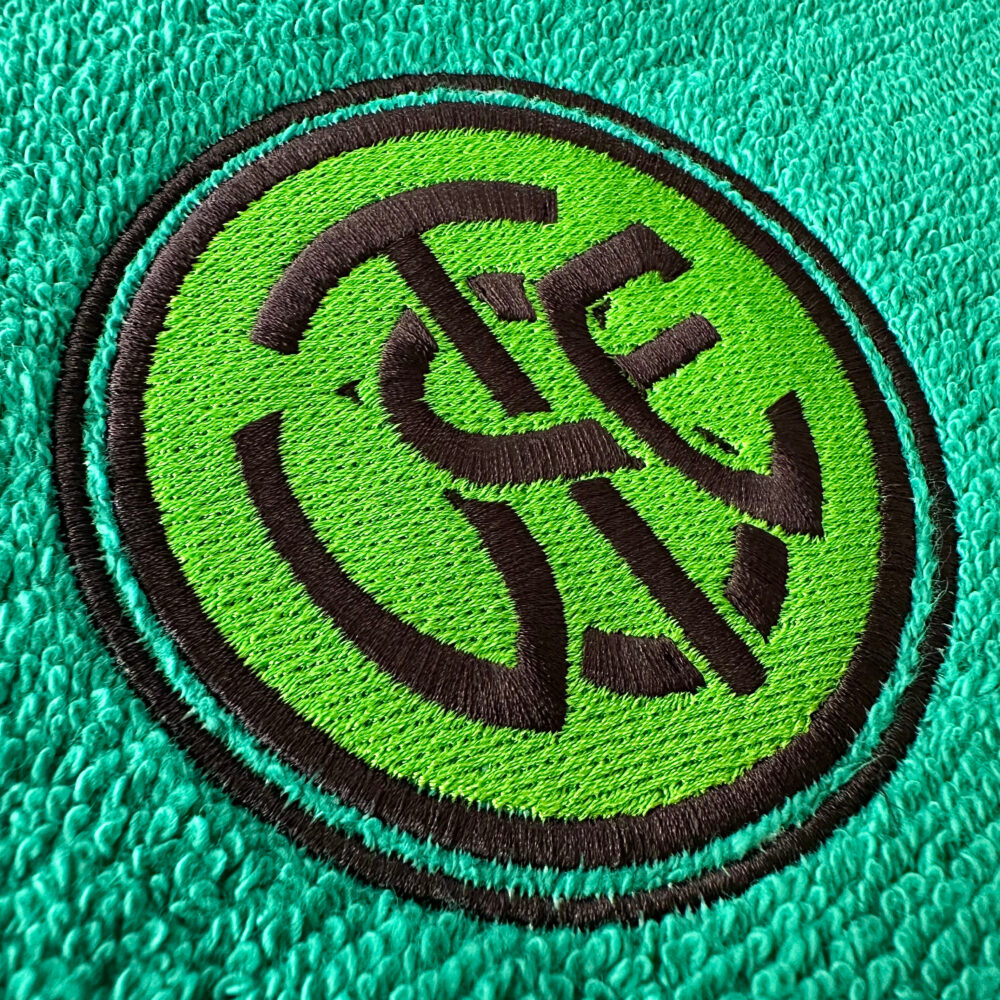 Schnoschi_Handtuch_TSV_Ergoldsbach_Logo_Wappen_gestickt_Vereinslogo Handtuch grün | TSV Ergoldsbach e. V. | Vereinslogo inkl. Namensstickerei